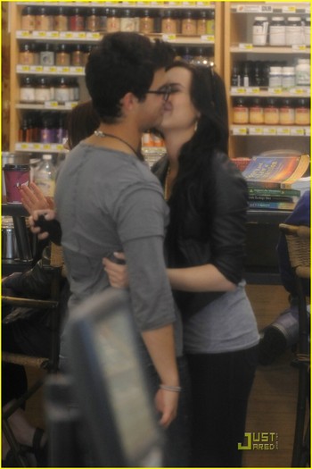 joe-jonas-demi-lovato-giggly-grocery-03