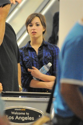 01_7E12 - Demi Lovato Arriving at LAX