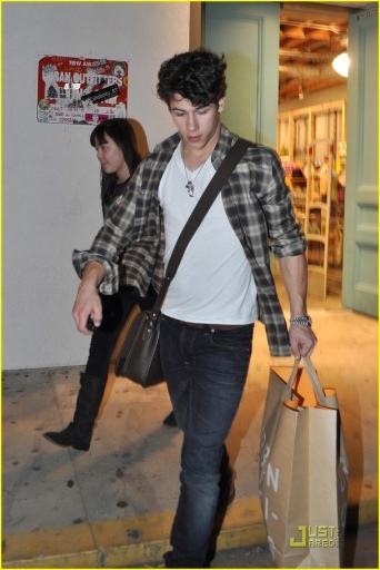 normal_nick-jonas-urban-outfitters-08