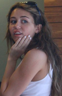 normal_miley-cyrus-without-makeup%20%2811%29[1]