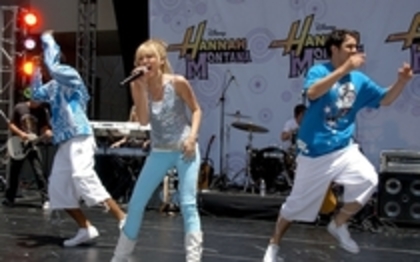 18145725_NQERACGTU - Hannah Montana Free Concert Celebrating The DVD And Double Album Release - June 26th 2007