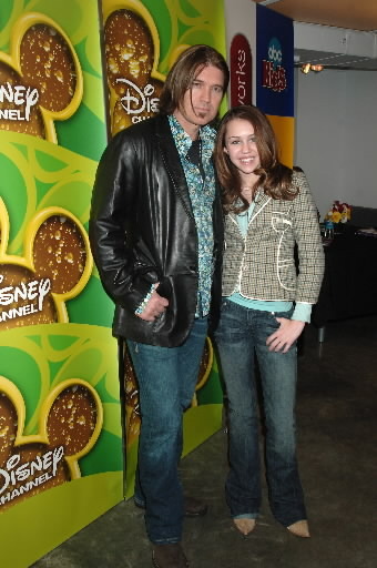 miley-cyrus_dot_com_disneychannelwintertca-2006feb9-078