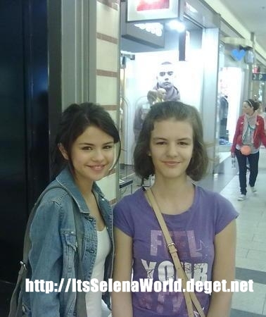 7647636757 - Selena and some fans