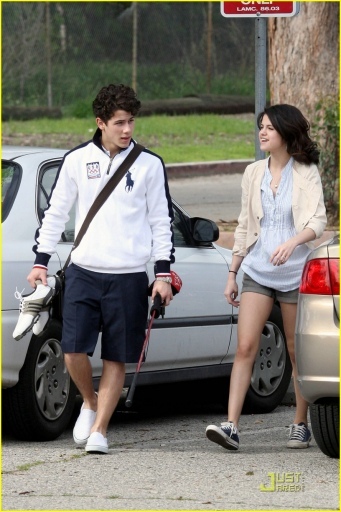 normal_006 - Nick-Out to go golfing in Los Angeles-with selena-i am gelous