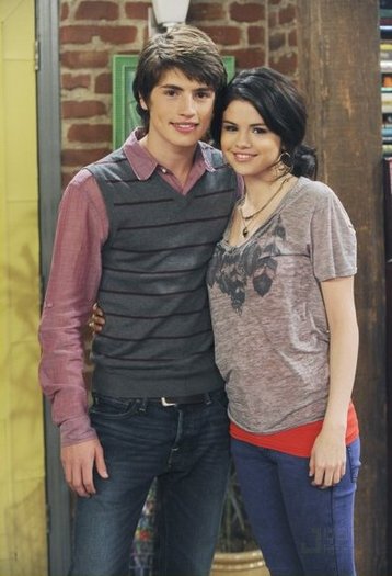 selena-gomez-gregg-sulkin-magic-match-13[1]