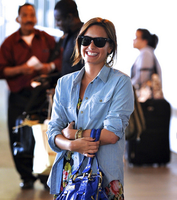 I see paparatzzy - Arriving at LAX Airport - June 19