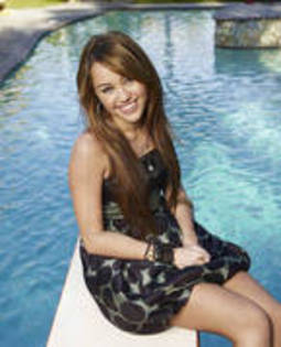 16137155_VTMPGXQIG - Sedinta foto Miley Cyrus 46