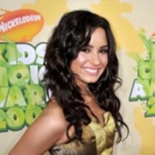 ;) - Attends 2009 Kids Choice Awards