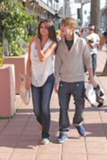 31454130_CQUFRLHCU - X Selena Gomez and Justin Bieber at the Santa Monica Pier