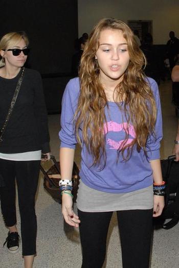 Miley_Cyrus_1257100516_3