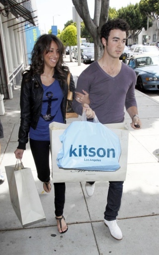 normal_MQ007 - Kevin and Danielle-Out shopping in Beverly Hills