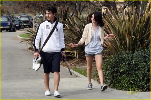 normal_009 - Nick-Out to go golfing in Los Angeles-with selena-i am gelous