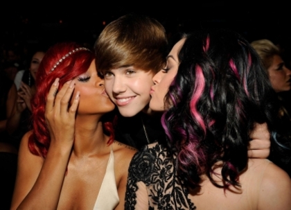Mtv Video Music Awards - Audience (12) - justin with rihanna and katy