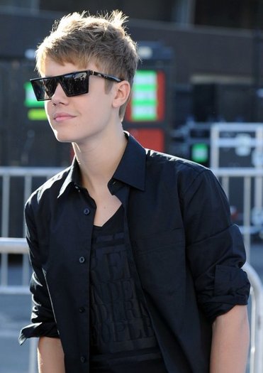 justin-bieber-2011-do-something-awards[1] - Justin Bieber