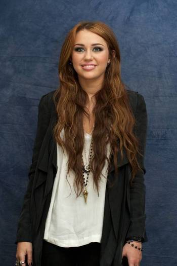 Miley-Cyrus_COM-TheLastSongPressConference-2010mar13-015