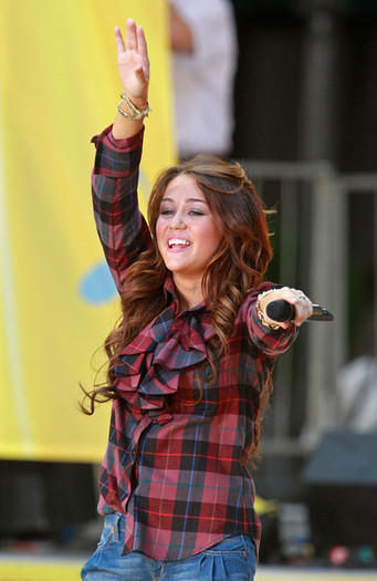 Miley+Cyrus+Performs+ABC+Good+Morning+America+Ypea4aEc1HPl