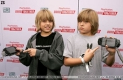 SYBOAGDSFEKTCUWRJSL - Dylan  Sprouse  and  Cole  Sprouse