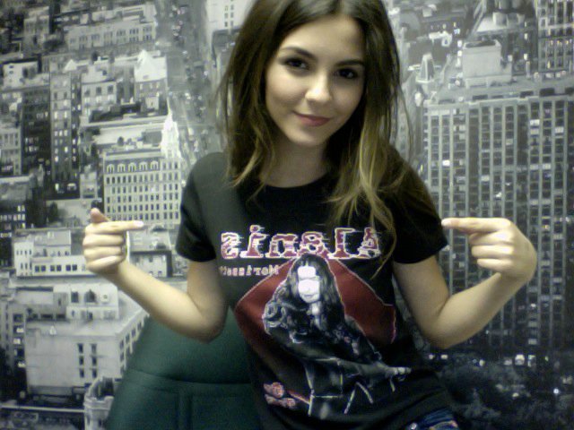 What's up everyone?! Wanted to show you 1 of my fave vintage tees... I <}3 Alanis. :{) - Pics with me