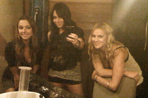 chillin backstage.. @nicholeweber @laurajaynenew - Hi