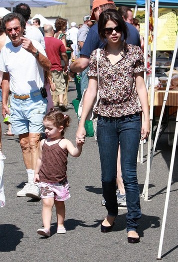 Selena+Gomez+Family+Out+Farmers+Market+9p0oD3Zb0VDl