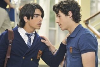 Joe and Nick on the school set of JONAS