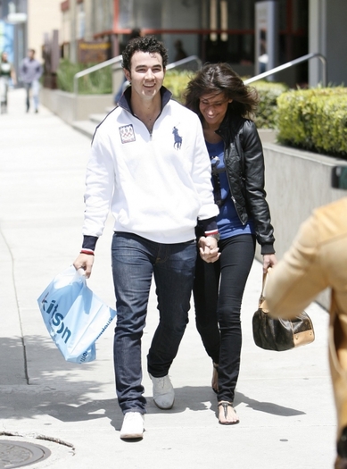normal_JW_Kenielleshopping_0421_HQ_019 - Kevin and Danielle-Out shopping in Beverly Hills
