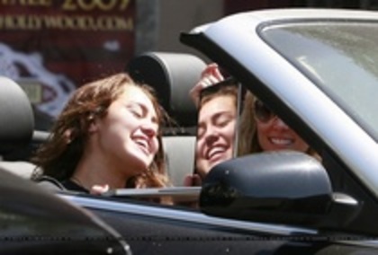 MIKBTJVIZZYSETVHJSP - Miley and her mother drive to Hollywood