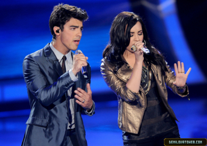Demi-At-American-Idol-Elimantion-Show-demi-lovato-11081320-399-281 - demi lovato at american idol