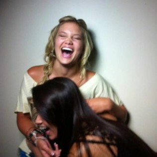 Laughingis the best medicine. @realoliviaholt @courtney_borgognoni