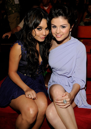 Vanessa-And-Selena-Teen-Choice-Awards
