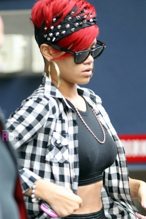 normal_006 (3) - x - Rihanna - x