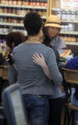 Demi and Joe at a local Grocery Store (2)