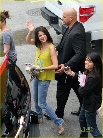 selena-gomez-joey-king-borders-04