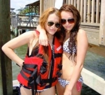 GKMMGEHSKUQLRMCLJMT - rare pictures of miley