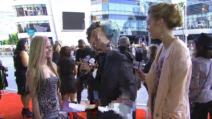 bscap0008 - 2010 - American Music Awards - Red Carpet Interview 01 - Captures by me