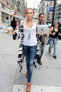 17025481_SWSJLXFKT - Miley Cyrus in Manhattan