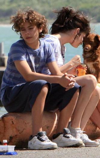 selena-gomez-puerto-rico-dogs (24)