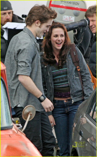 robert_pattinson_kristen_stewart_new_moon