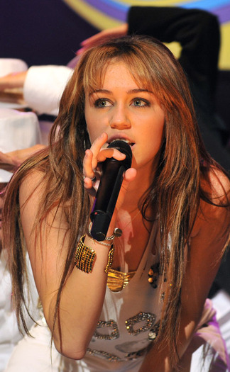 miley-cyrus_com-bbcswitchlive-oct1208-0093