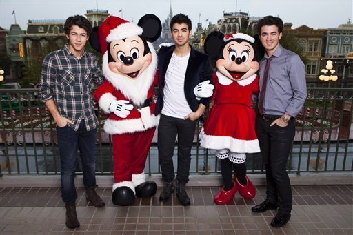 Filming-Christmas-Parade-in-Disney-World-04-12-09-the-jonas-brothers-9308298-512-341[1] - Jonas Brothers
