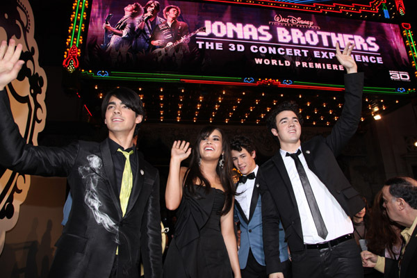18 - Demi Lovato and Jonas Brothers