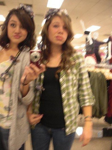 Taking a picture, lika aalways! - i LOVE shopping