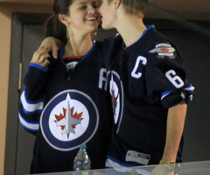 tumblr_ltki5dhPKm1qa6i1co1_500_thumb - x - Sweet Kisses For Selena Gomez At Hockey - x
