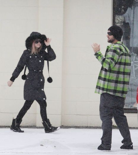 Avril-and-Brody-Christmas-shopping-at-Kingston-Ontario-avril-lavigne-17817677-709-799