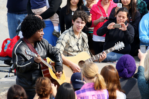 Nick+Jonas+put+impromptu+acoustic+session+wQDdh2xkOL0l - Nick Jonas Performing In Sherman Oaks