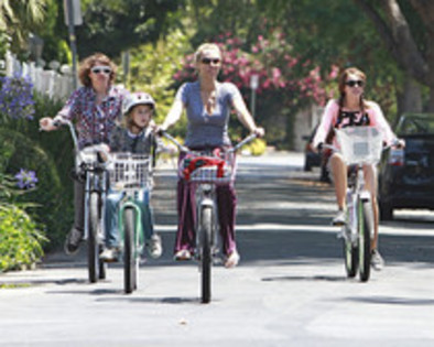 AAEVRKIOSWRKOORTNHB - Miley Cyrus Family Bike Ride