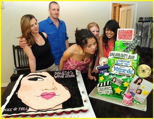 selena-gomez-cake-convention-06