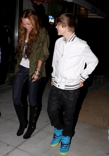 23m4ztw - justin bieber and miley cyrus 11-05-2010