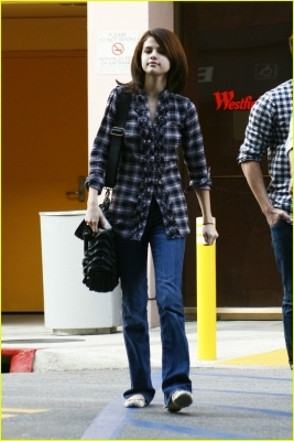 normal_selena-gomez-westfield-shopper-07