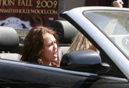 XGSBMEZJFTVUORSPIQZ - Miley and her mother drive to Hollywood